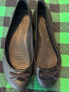 CROCS Black Women’s Ballet Flats with Bow Accent